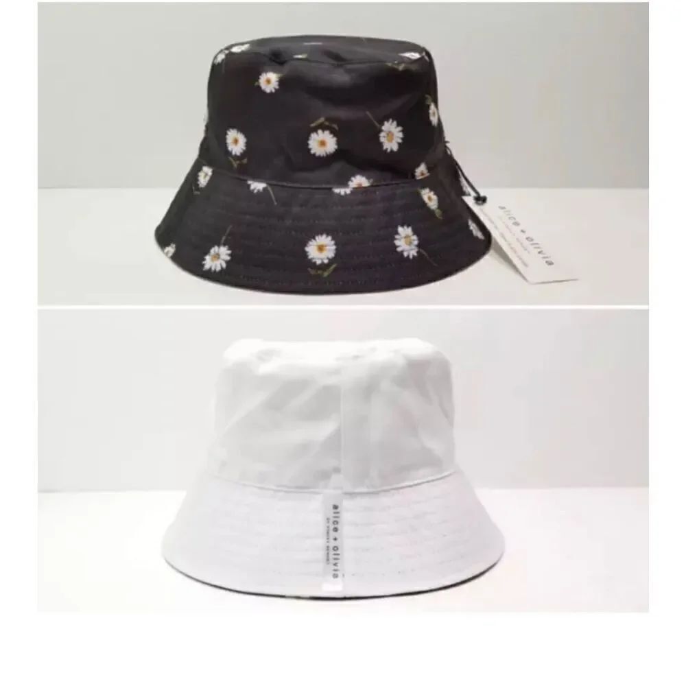 NWT Alex + Olivia Daisy Print Reversible Bucket Hat Black / White One Size
